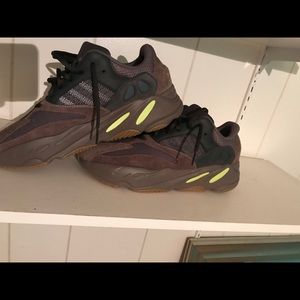 MAUVE YEEZY 700 SIZE 10.5